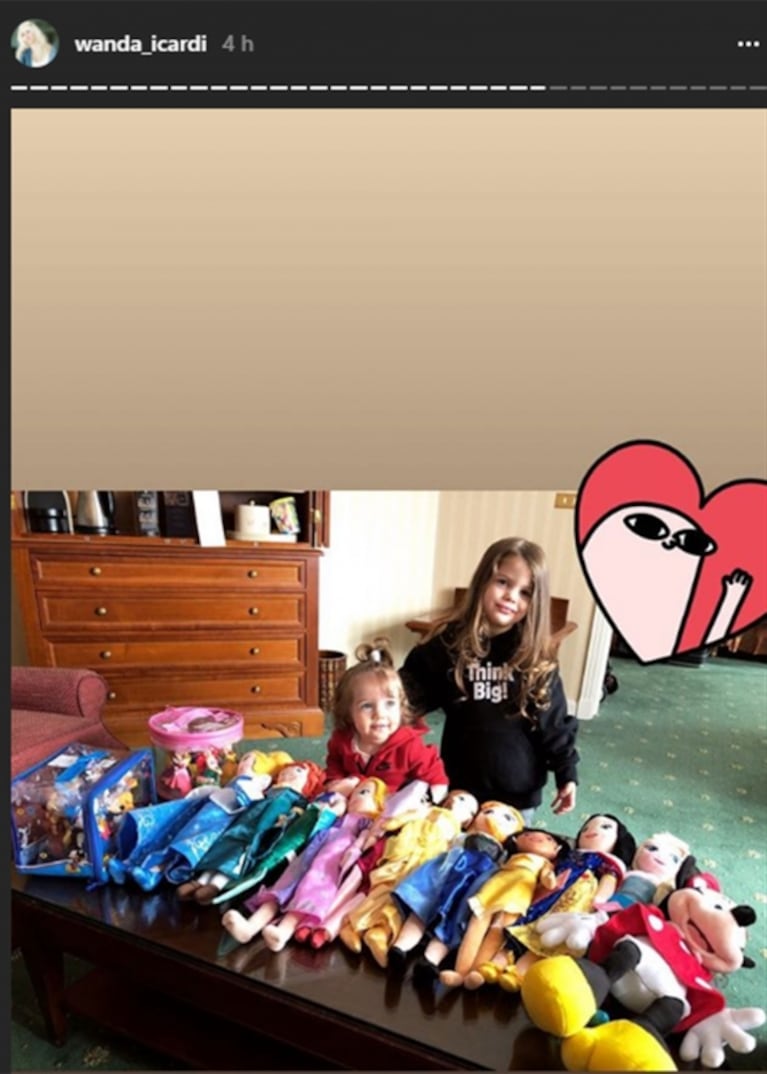 El álbum de fotos de Wanda Nara y Mauro Icardi con sus hijas en París: "Disney con las más chiquitas"
