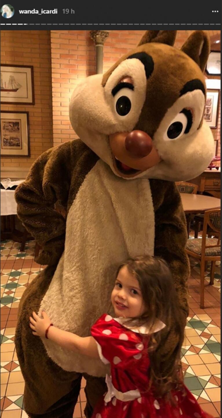 El álbum de fotos de Wanda Nara y Mauro Icardi con sus hijas en París: "Disney con las más chiquitas"