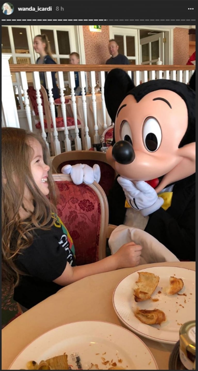 El álbum de fotos de Wanda Nara y Mauro Icardi con sus hijas en París: "Disney con las más chiquitas"