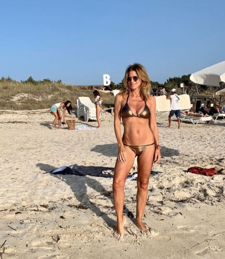 El álbum de las vacaciones de Flavia Palmiero en España: playas paradisíacas y lomazo al sol