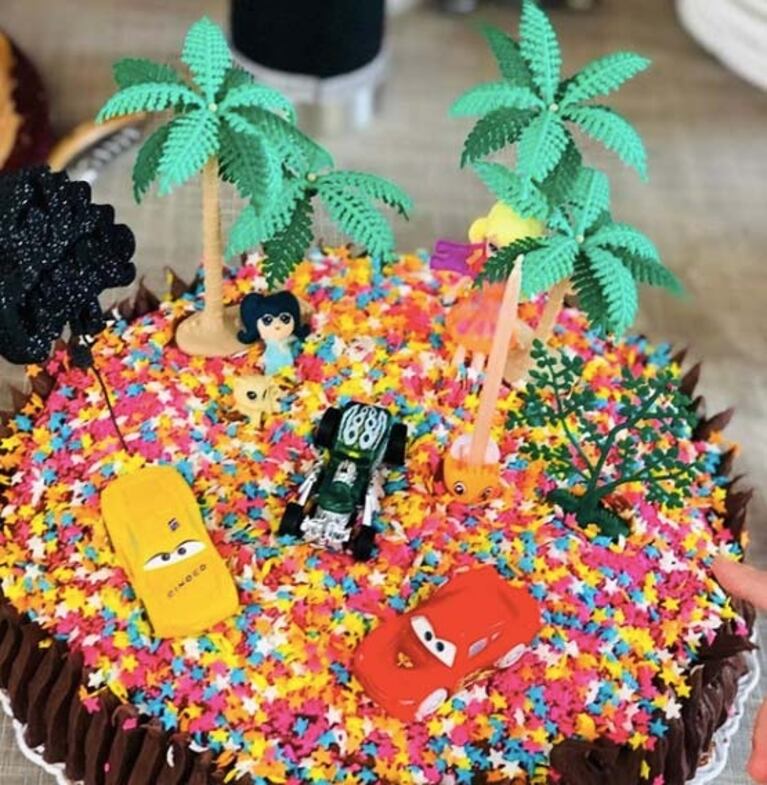 El álbum íntimo del festejo de Sabrina Rojas y su singular torta de cumpleaños: "Decorada por mis hijos"