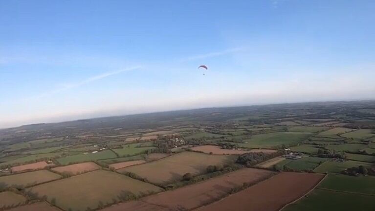 El alucinante vuelo motorizado de este aviador se ha hecho viral