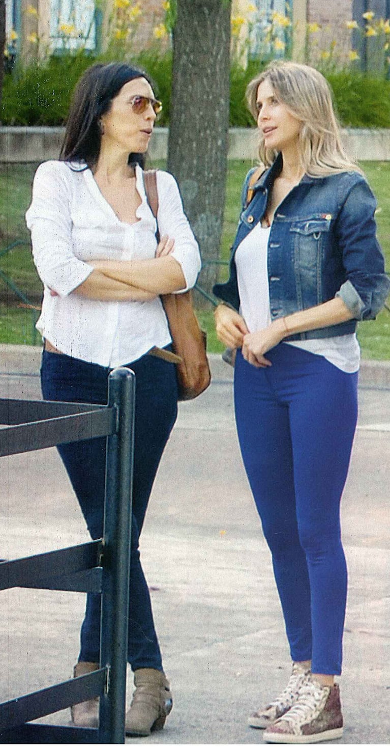 El amistoso encuentro de Paula Robles y Guillermina Valdés. (Foto: Parque de la Costa-Revista Gente)