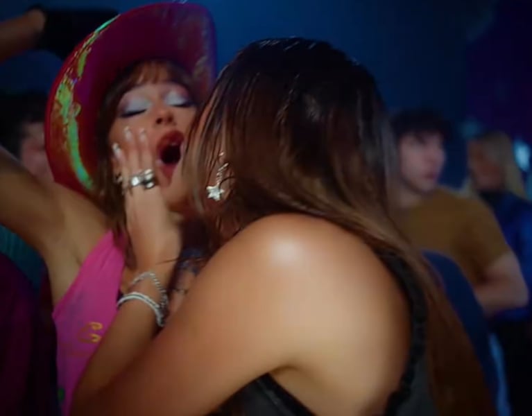 El apasionado beso de Emilia Mernes y Tini Stoessel que hizo estallar las redes