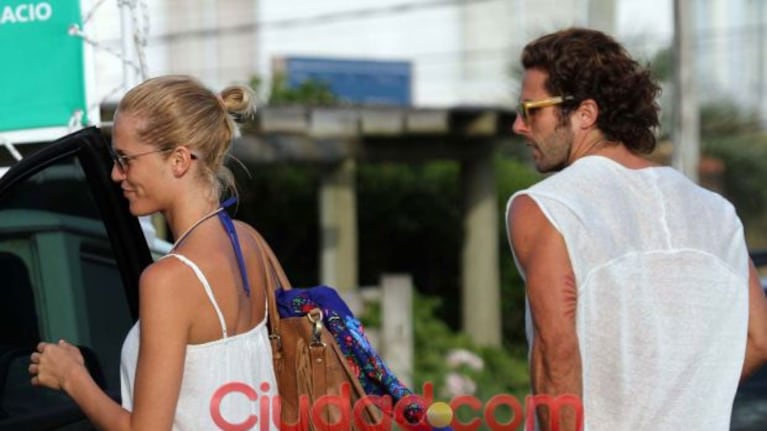 El apasionado beso de Liz Solari y su novio en Punta del Este