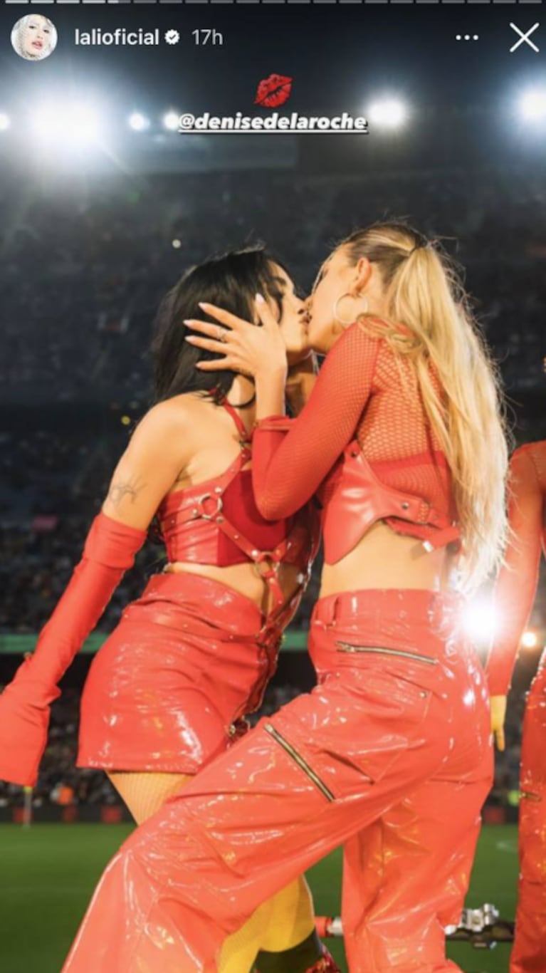 El apasionado beso entre Lali Espósito y su coreógrafa en medio de un show: la sensual foto