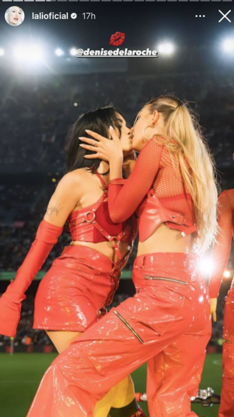 El apasionado beso entre Lali Espósito y su coreógrafa en medio de un show: la sensual foto
