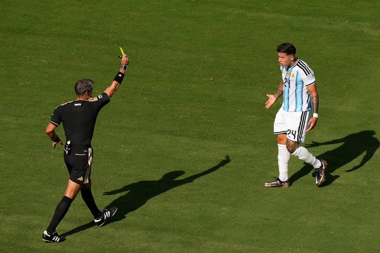 El árbitro esloveno Slavko Vincic amonesta a Enzo Fernández, de Argentina, en la final de la Copa del Mundo ante España, el domingo 19 de julio de 2026 en East Rutherford, Nueva Jersey (AP Foto/Seth Wenig)