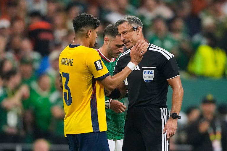 El árbitro esloveno Slavko Vincic habla con el ecuatoriano Pietro Hincapié antes de expulsarlo en el encuentro de dieciseisavos de final de la Copa Mundial ante México el martes 30 de junio del 2026.(AP Foto/Natacha Pisarenko)