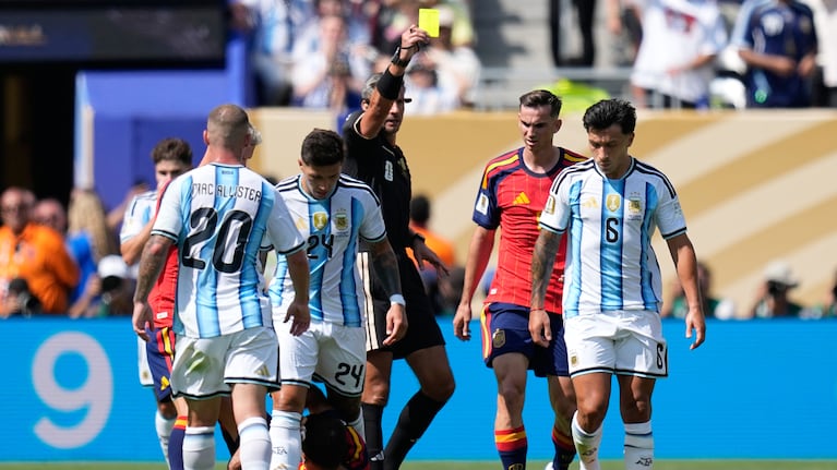 El árbitro esloveno Slavko Vincic muestra una tarjeta amarilla a Lisandro Martínez, de Argentina, durante la final mundialista ante España en East Rutherford, Nueva Jersey, el domingo 19 de julio de 2026 (AP Foto/Ashley Landis)