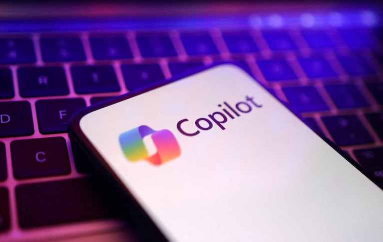 El asistente de Microsoft Copilot utiliza IA GPT y Bing Search para proporcionar datos actualizados y contenido personalizado.
