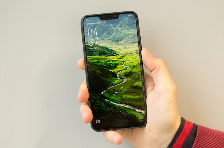 ​El Asus Zenfone 5 tiene la apariencia de un iPhone X