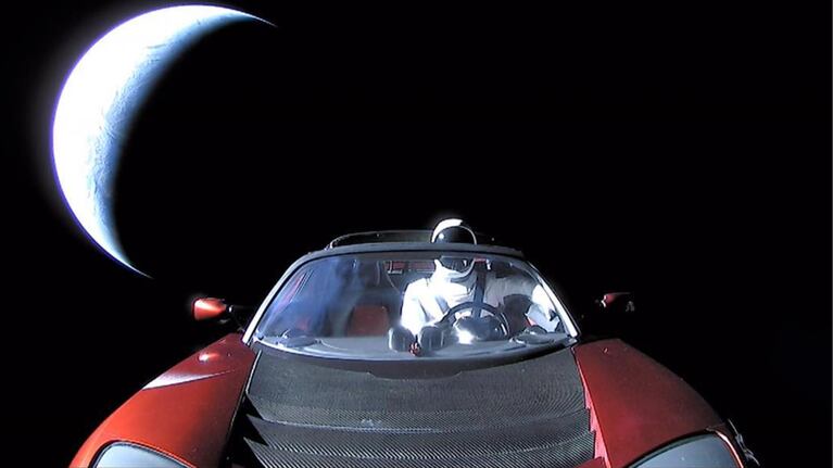 El auto Tesla Roadster y su piloto Starman fueron lanzados al espacio sin esterilizar