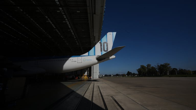 El avión de Aerolíneas Argentinas que transportará a la selección argentina de fútbol durante la Copa Mundial de la FIFA 2026 se encuentra estacionado en el Aeropuerto Internacional Ministro Pistarini de Ezeiza, Argentina, el viernes 22 de mayo de 2026. (Foto AP/Gustavo Garello)