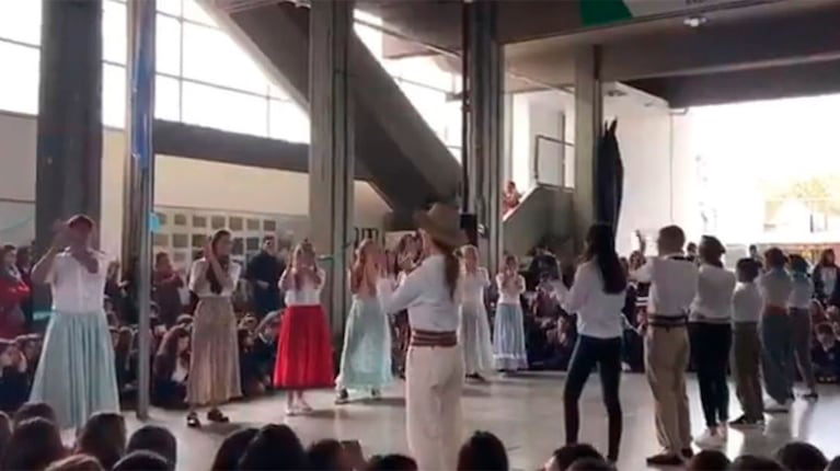 El baile escolar del 25 de Mayo que sigue generando debate: varones con pollera (foto X)