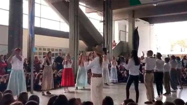 El baile escolar del 25 de Mayo que sigue generando debate: varones con pollera (foto X)