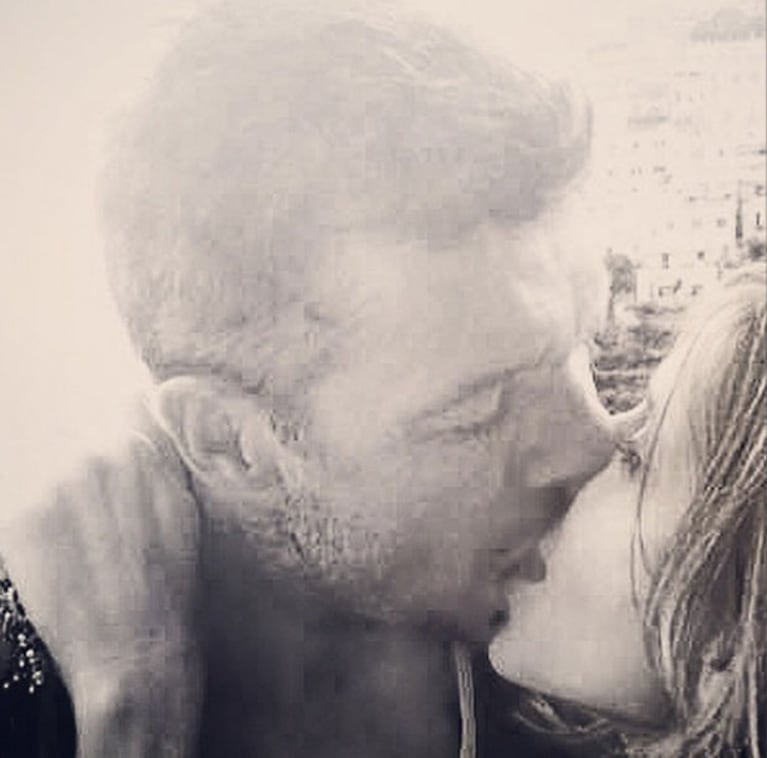El beso apasionado de Guillermina Valdés y Marcelo Tinelli. (Foto: Instagram)