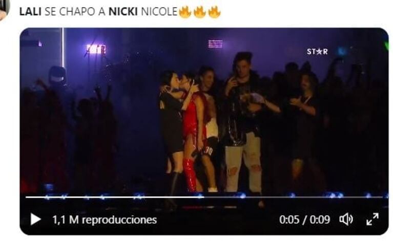 El beso de Lali Espósito y Nicki Nicole en pleno show en Vélez que enloqueció a los fanáticos