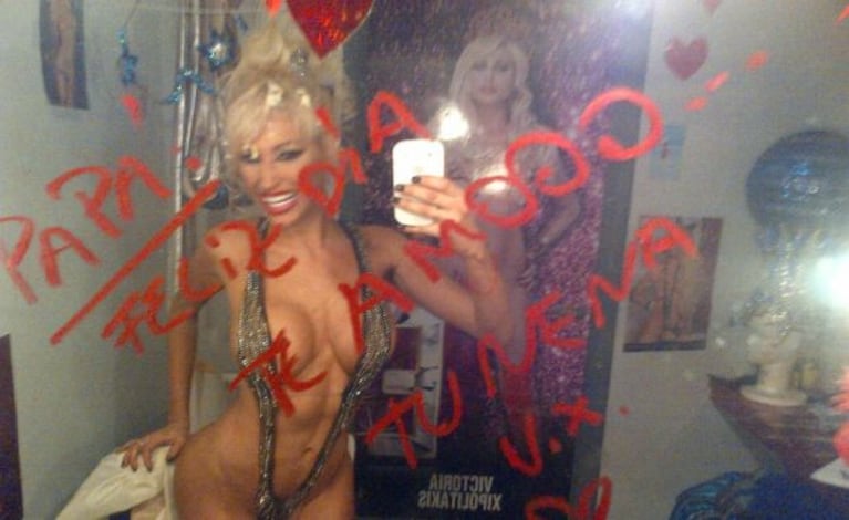 El bizarro (y muy sexy) saludo de Vicky Xipolitakis a su papá (Foto: Twitter).