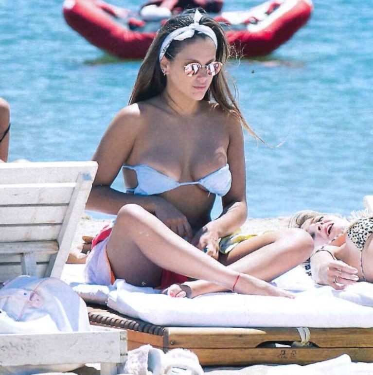 El blooper hot de Barbie Vélez en las playas de Punta del Este: ¡se desató la bikini y se vio de más!