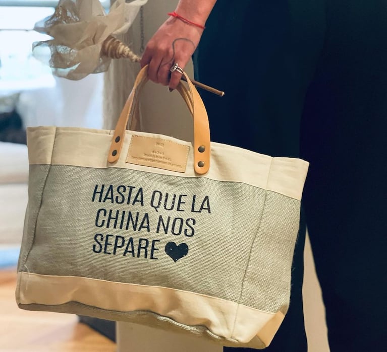 El bolso que hizo furor, inspirado en el escándalo de Wanda Nara y la China Suárez. (Foto: Instagram/@proyectoseismastres)