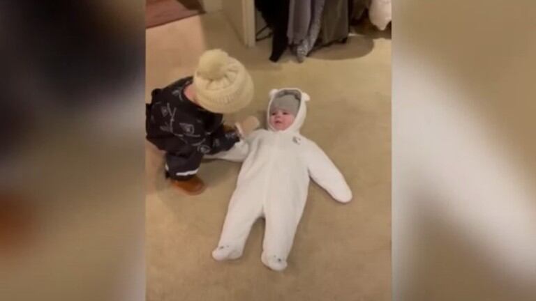 El bonito gesto de este hermano mayor hacia su hermana pequeña