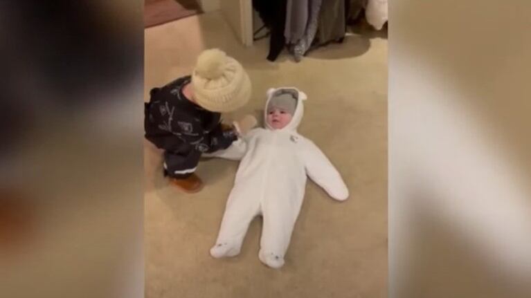 El bonito gesto de este hermano mayor hacia su hermana pequeña