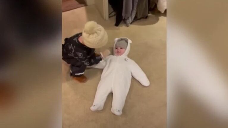 El bonito gesto de este hermano mayor hacia su hermana pequeña