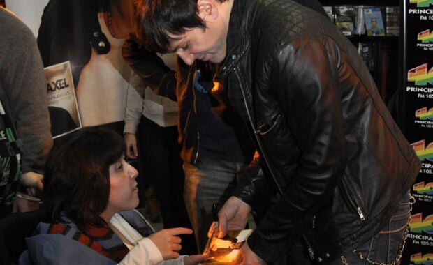 El cantante firmó autógrafos. Sus fans, agradecidas. (Foto: Jénnifer Rubio)