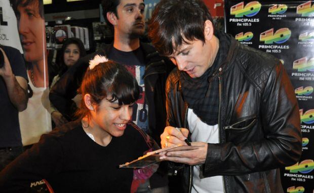 El cantante firmó autógrafos. Sus fans, agradecidas. (Foto: Jénnifer Rubio)