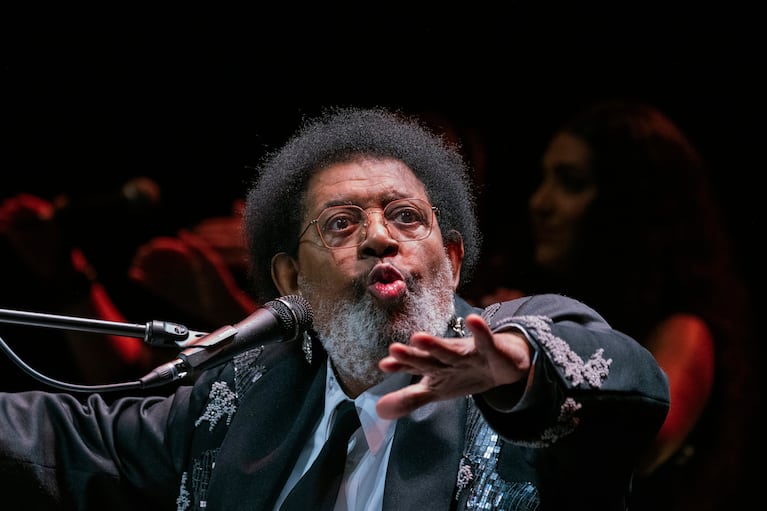 El cantante y compositor uruguayo Ruben Rada actúa para celebrar su 80.º cumpleaños en el Auditorio Nacional de Montevideo, Uruguay, el domingo 20 de agosto de 2023. (Foto AP/Matilde Campodonico)