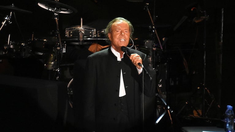 El cantautor español regaló una noche de nostalgia en el Orfeo. Foto: Lucio Casalla / ElDoce.tv.