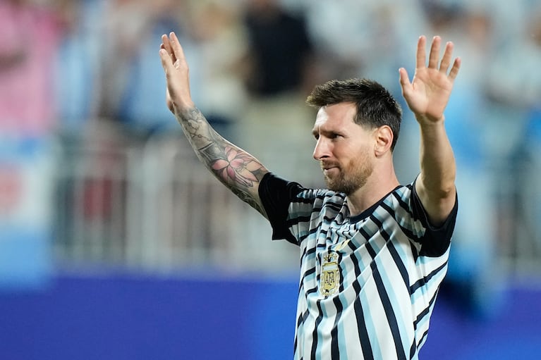El capitán argentino Lionel Messi saluda al público luego de la victoria 3-0 ante Argelia en el Grupo J del Mundial, el martes 16 de junio de 2026, en Kansas City, Missouri. (AP Charlie Riedel)