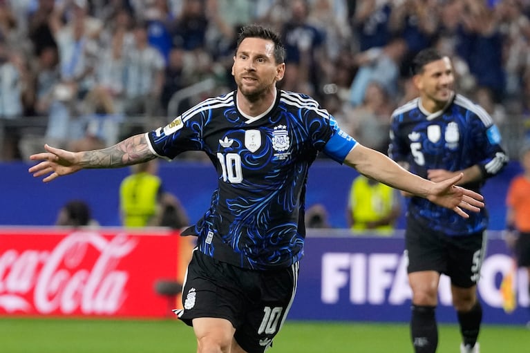 El capitán de Argentina, Lionel Messi (10), celebra tras anotar de tiro libre contra Jordania en un partido del Grupo J del Mundial en Arlington, Texas, el sábado 27 de junio, 2026. (AP Foto/Tony Gutierrez)