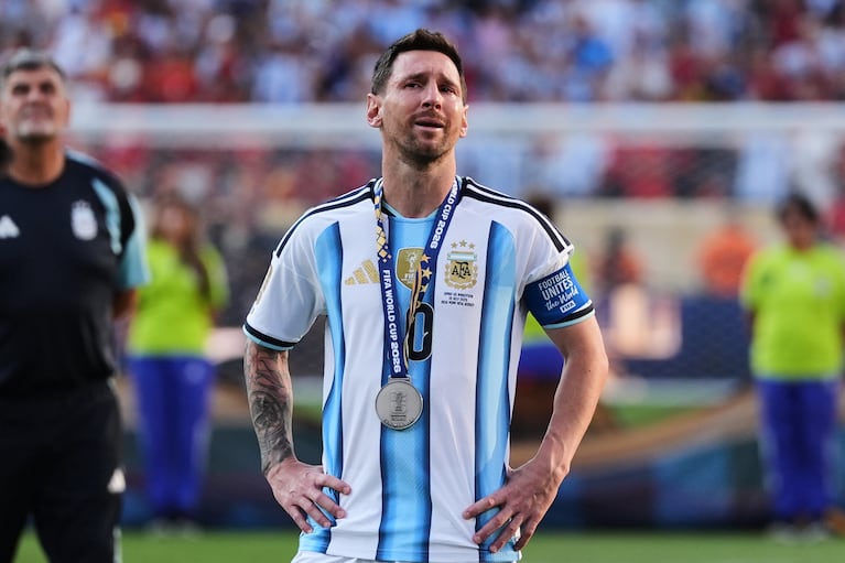 El capitán de Argentina, Lionel Messi, llora tras la derrota ante España en la final del Mundial en East Rutherford, N.J., domingo 19 julio, 2026. (AP Foto/Stephanie Scarbrough)