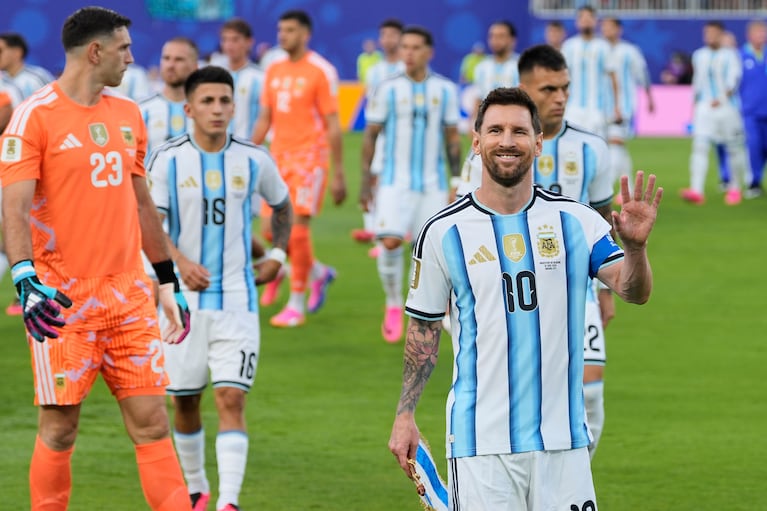 El capitán de Argentina, Lionel Messi, saluda antes del partido ante Argelia por el Grupo J del Mundial en Kansas, martes 16 de junio, 2026. (AP Foto/Charlie Riedel)