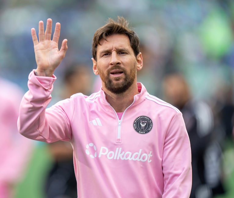 El capitán del Inter Miami Lionel Messi saluda a los fanáticos antes de la final de la Leagues Cup final contra Seattle Sounders, domingo 31 agosto, 2025, en Seattle. (AP Foto/Stephen Brashear)