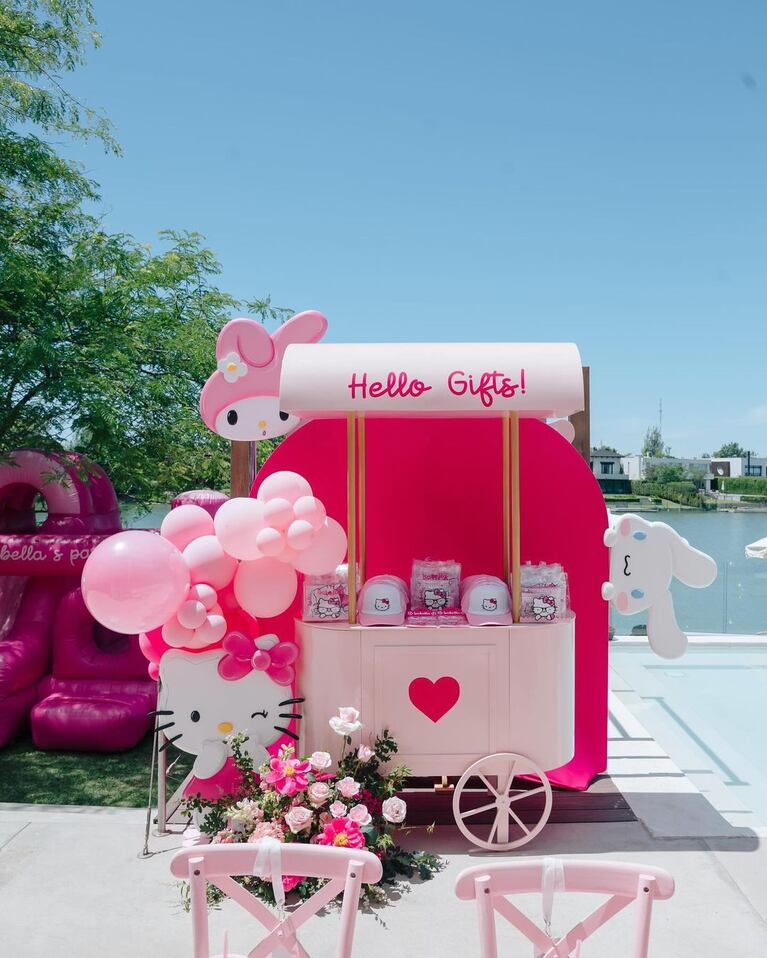 El carrito de regalos temáticos en el cumpleaños de Isabella Icardi. (Foto: Instagram/@wanda_nara)