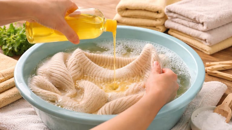 El champú para bebés, un gran aliado para recuperar la ropa encogida. Foto: IA