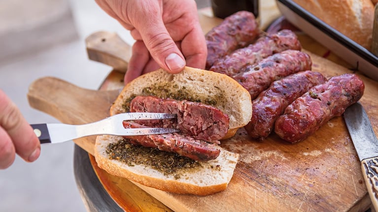El chimichurri se suele usar para acompañar choripán y carnes del asado argentino.
