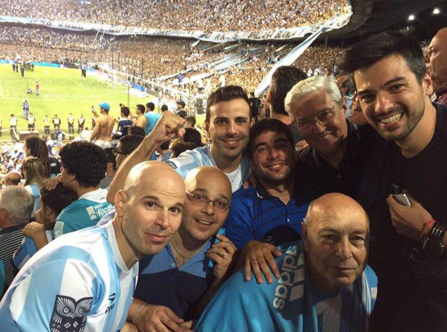 El Chino Leunis en la cancha de Racing, el club de sus amores. (Foto: Twitter @leandroleunis)