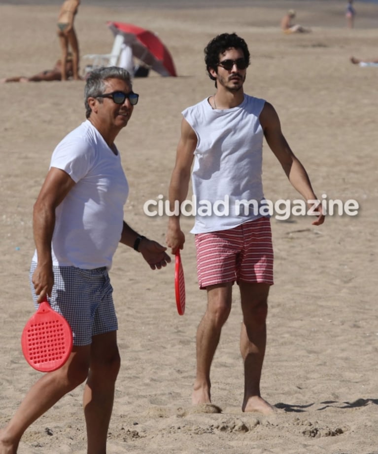 El Chino y Ricardo Darín, en las playas de Punta del Este: ¡divertido pelota paleta a orillas del mar!