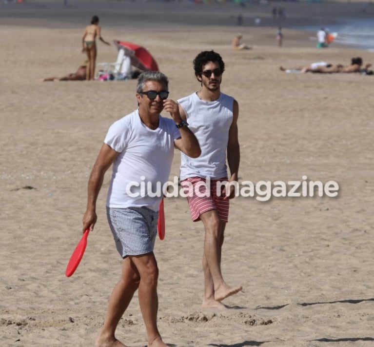 El Chino y Ricardo Darín, en las playas de Punta del Este: ¡divertido pelota paleta a orillas del mar!