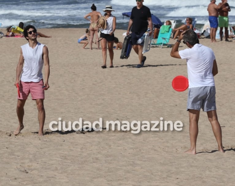 El Chino y Ricardo Darín, en las playas de Punta del Este: ¡divertido pelota paleta a orillas del mar!