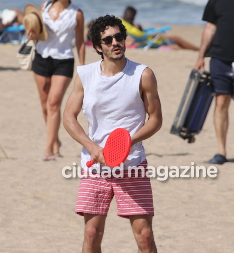 El Chino y Ricardo Darín, en las playas de Punta del Este: ¡divertido pelota paleta a orillas del mar!