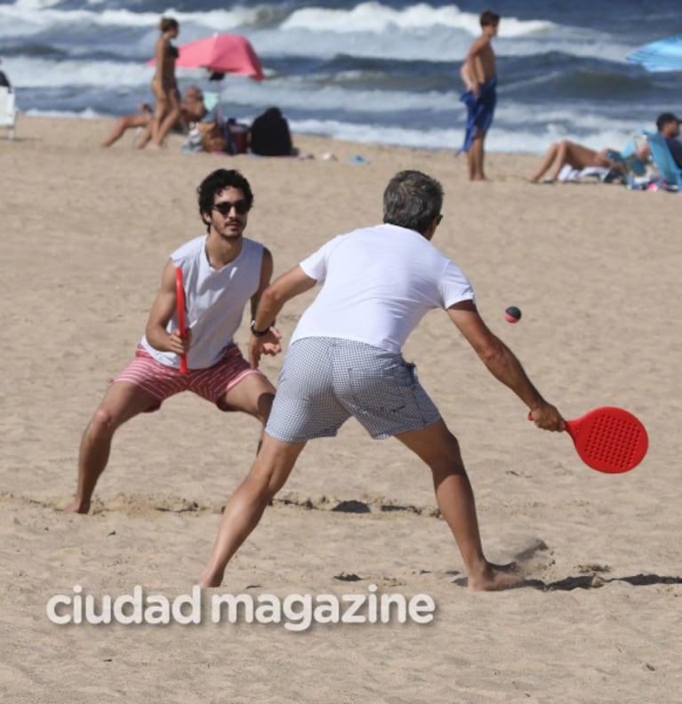 El Chino y Ricardo Darín, en las playas de Punta del Este: ¡divertido pelota paleta a orillas del mar!