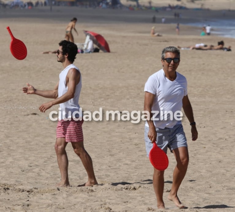 El Chino y Ricardo Darín, en las playas de Punta del Este: ¡divertido pelota paleta a orillas del mar!