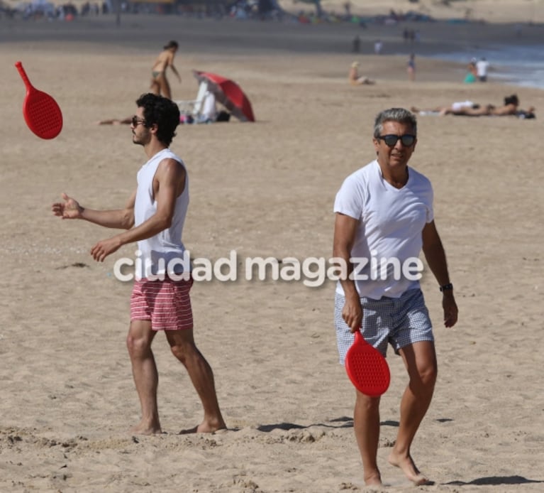 El Chino y Ricardo Darín, en las playas de Punta del Este: ¡divertido pelota paleta a orillas del mar!