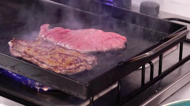 El chivito se cocina vuelta y vuelta en esta receta. Foto: Cucinare TV