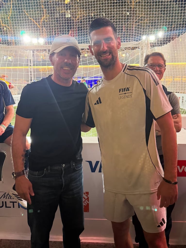El Cholo  aprovechó para sacarse una foto junto a Novak Djokovic
